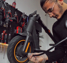 réparateur de trottinette