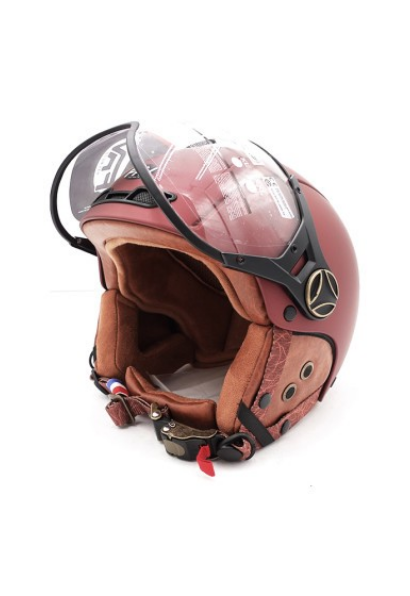 Un casque élégant, un gilet réfléchissant et un antivol robuste à côté d’une trottinette