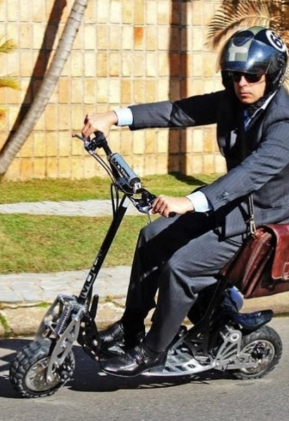 Une trottinette équipée d’une selle ergonomique et d’un sac de rangement élégant.